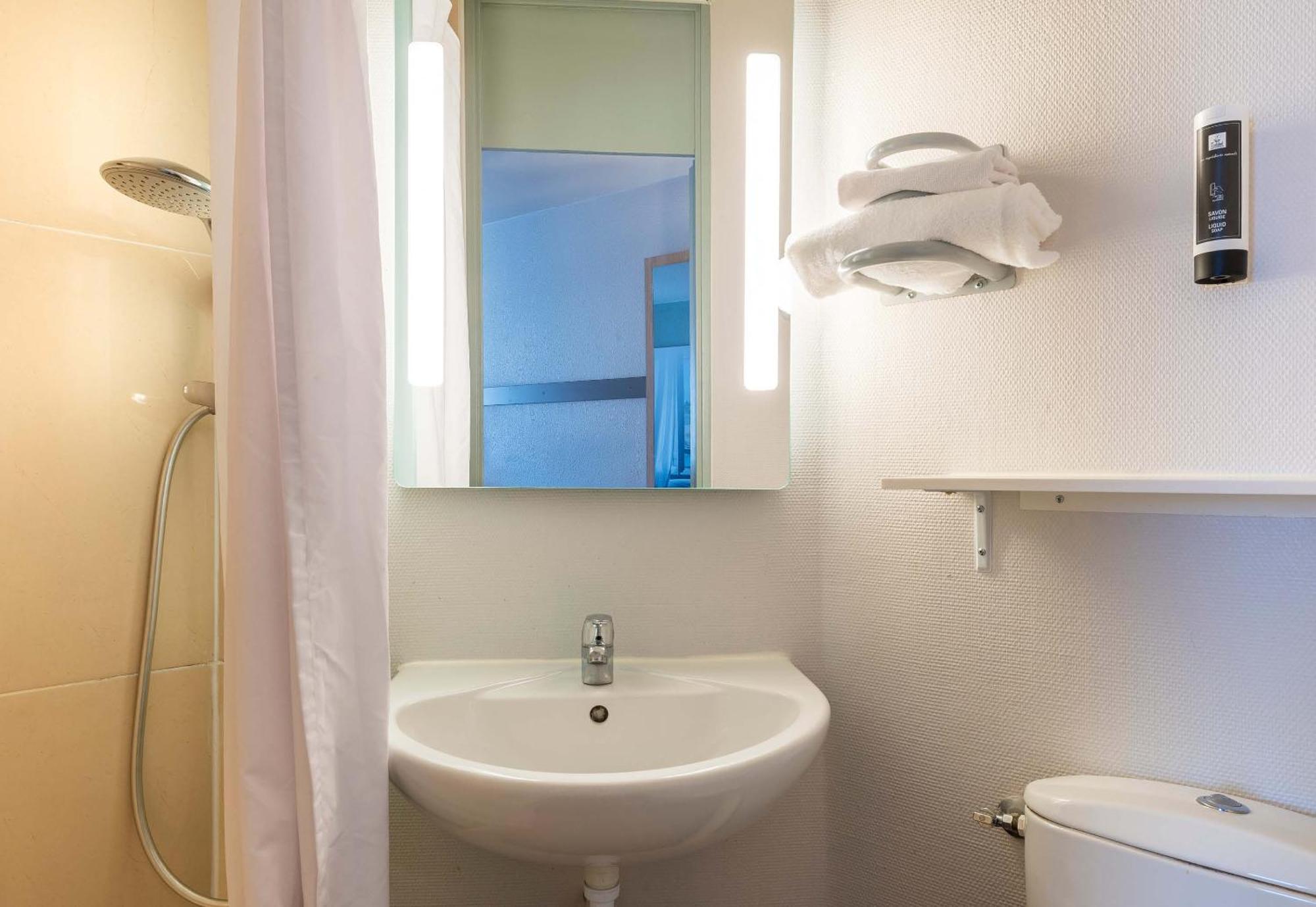 B&B Hotel Angers 2 Universite Бокузе Экстерьер фото